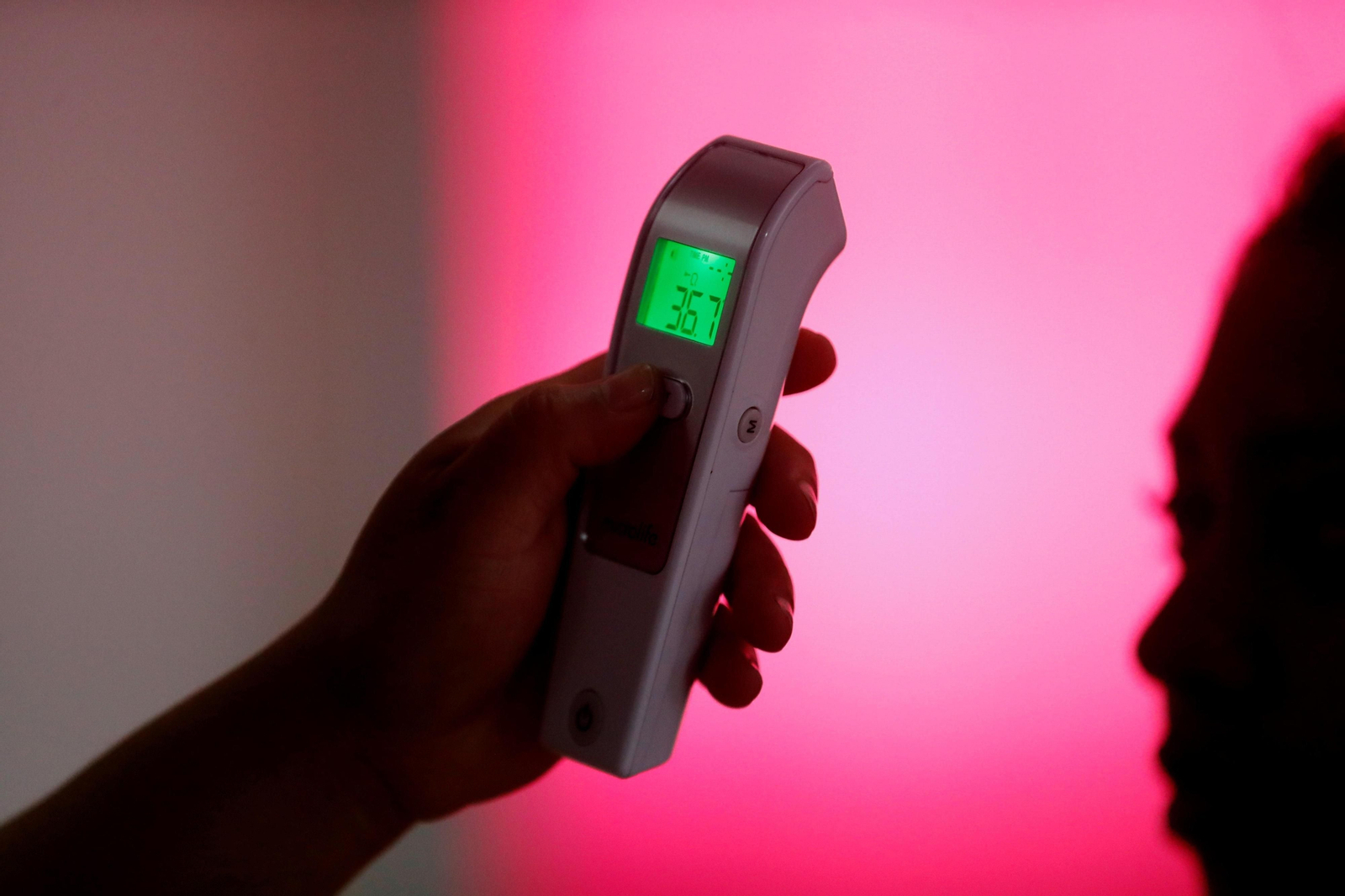 Toma de temperatura con un termómetro láser.