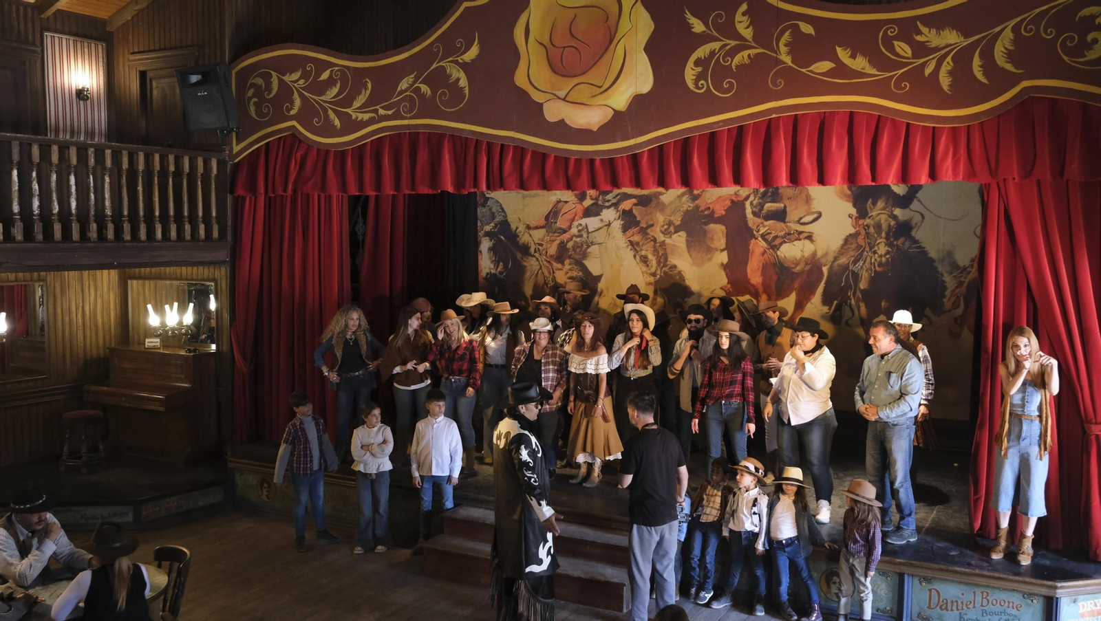 Fotos del rodaje de un videoclip de Coyote Dax, en el MiniHollywood Oasys de Tabernas