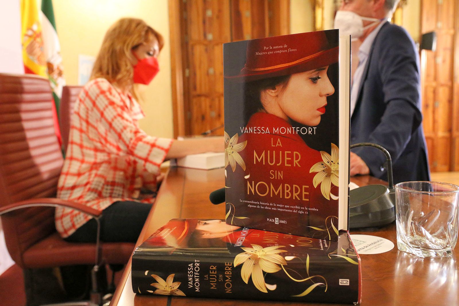 Fotogalería Diario de los Libros, con Vanessa Montfort y su obra 'La mujer sin nombre'