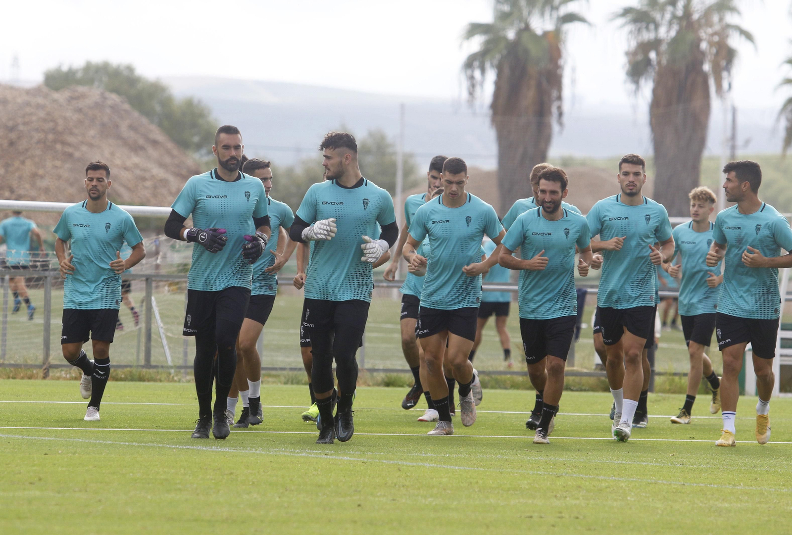 Los jugadores del Córdoba CF, durante un entrenamiento en la Ciudad Deportiva.