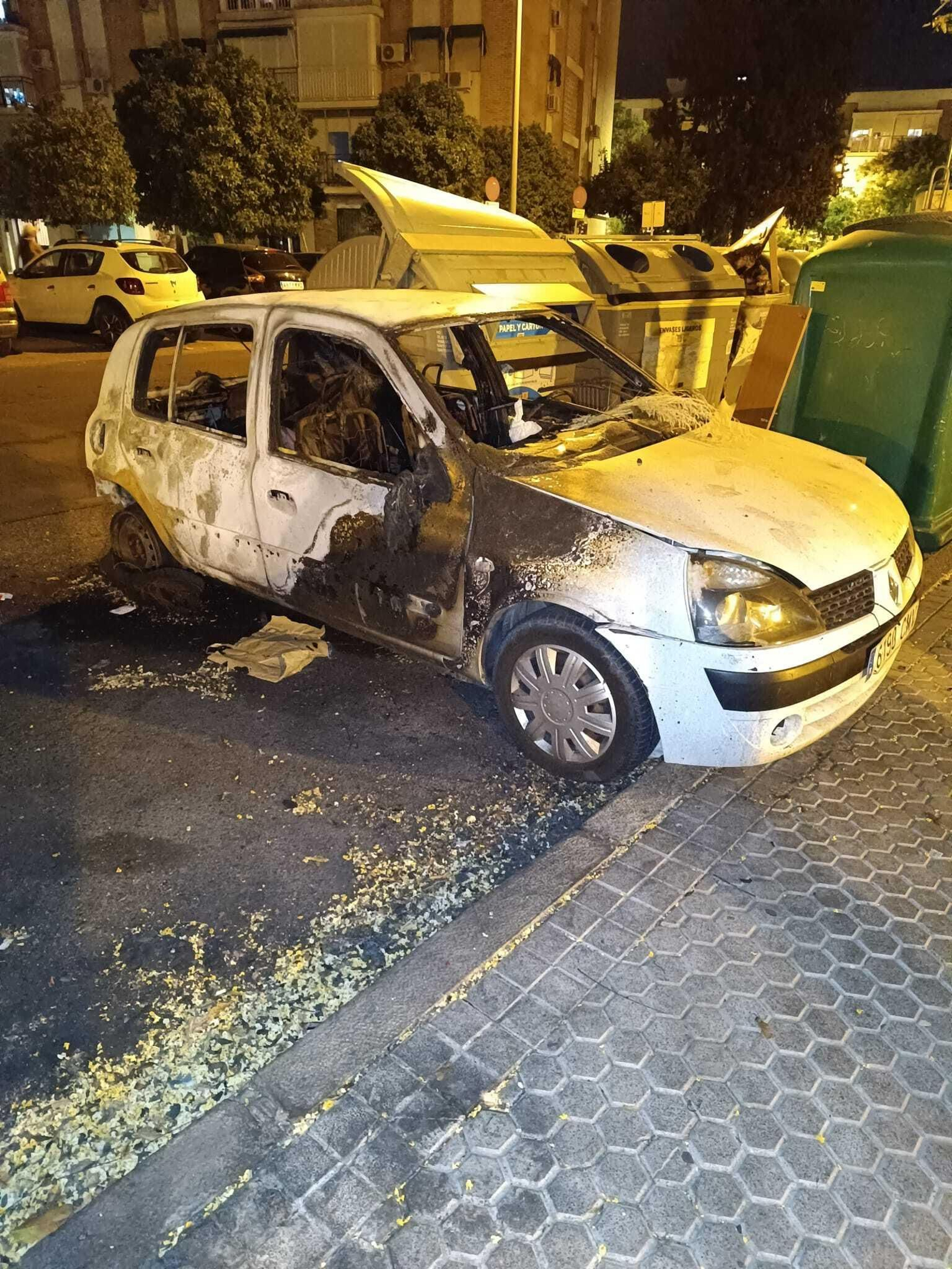 El coche calcinado hace un mes, todavía anoche en el lugar.