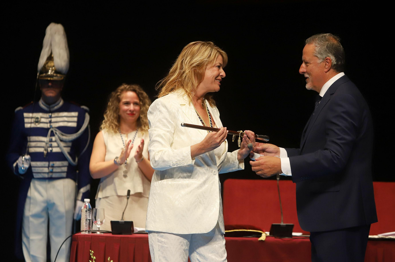 Imágenes de la toma de posesión de Pilar Miranda como alcaldesa de Huelva