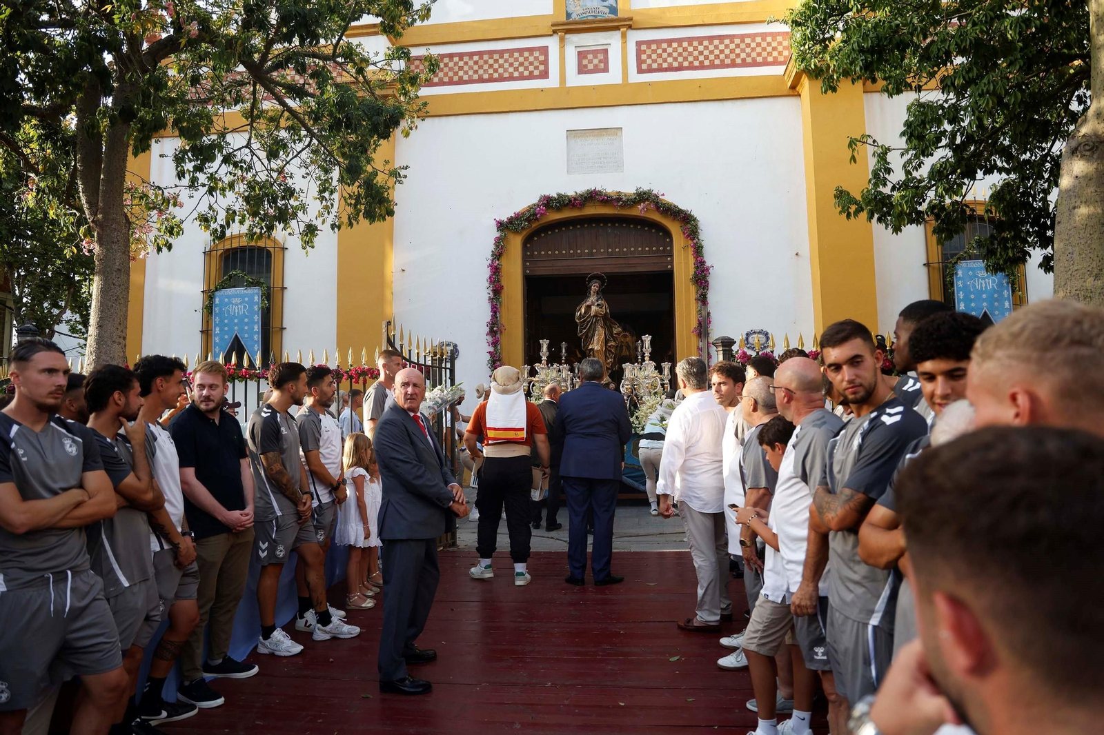 La Real Balompédica Linense realiza su tradicional ofrenda floral a la patrona de La Línea La Real Balompédica Linense realiza su tradicional ofrenda floral a la patrona de La Línea