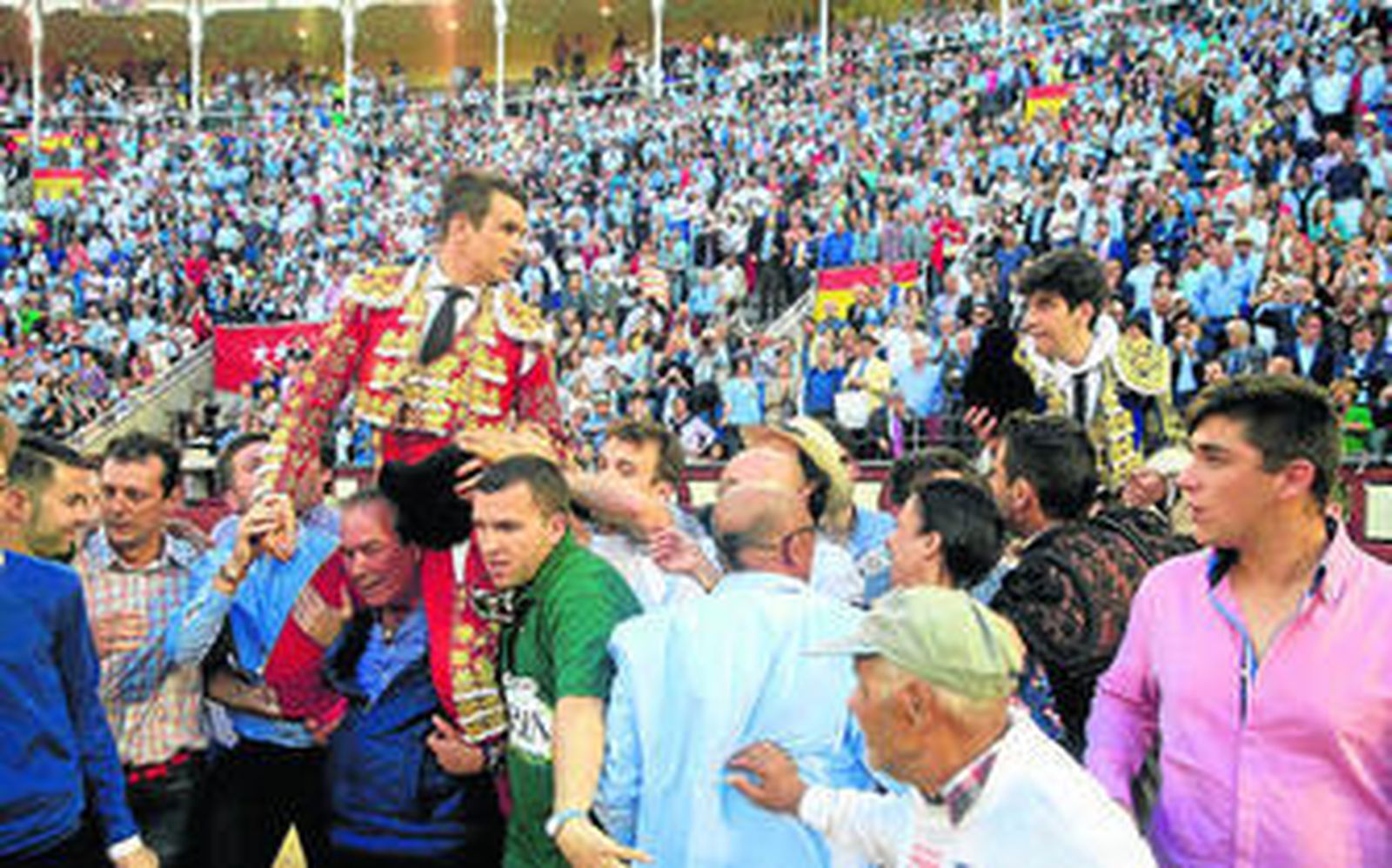 Manzanares y López Simón son paseados a hombros antes de su salida por la Puerta Grande de Las Ventas.