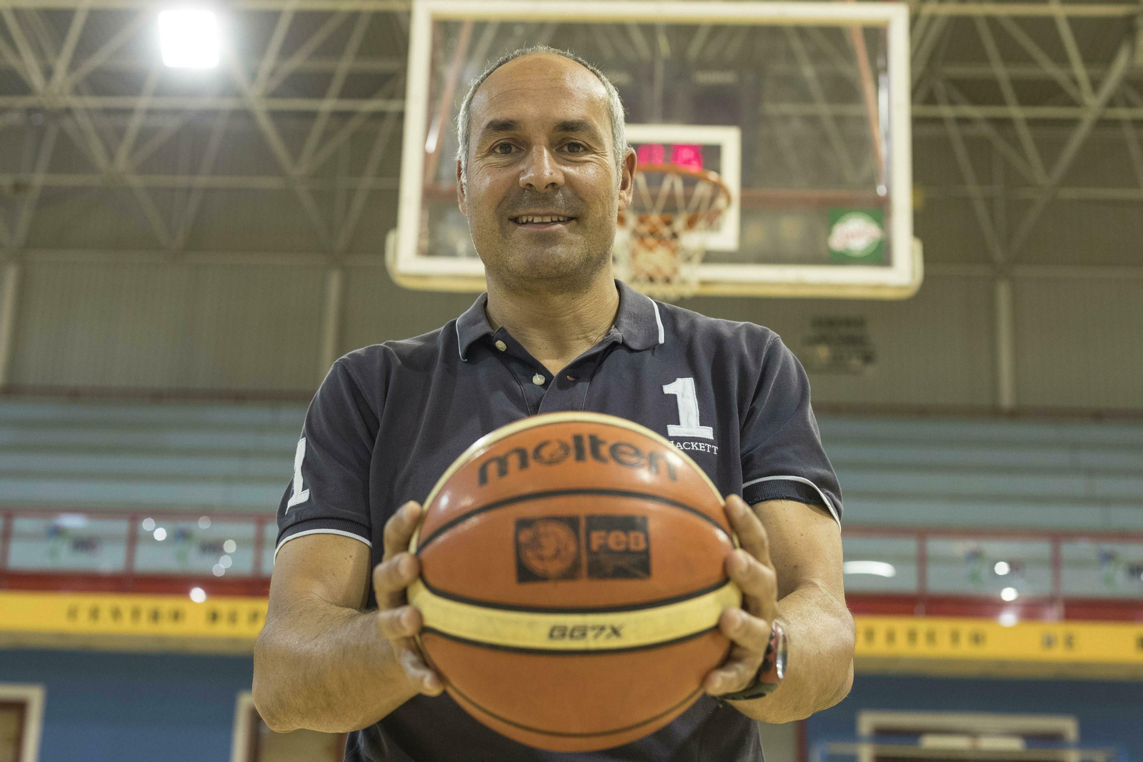 Curro Segura posa en el pabellón Amate.