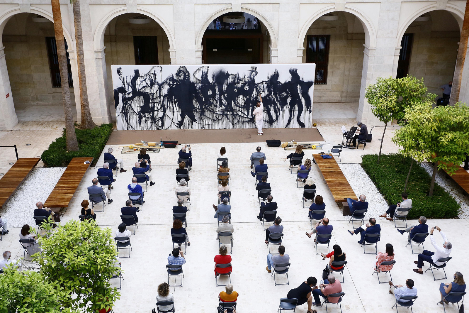 Fotos: Así es 'Despintura fònica', la performance de Miquel Barceló en el Museo de Málaga