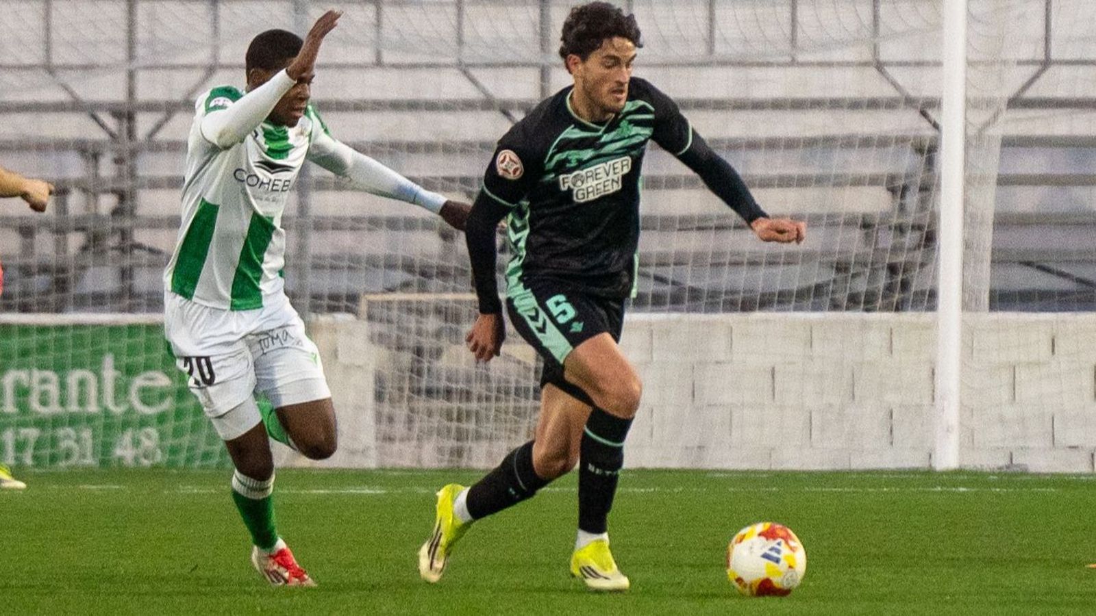 El bético Barea avanza con el balón controlado.