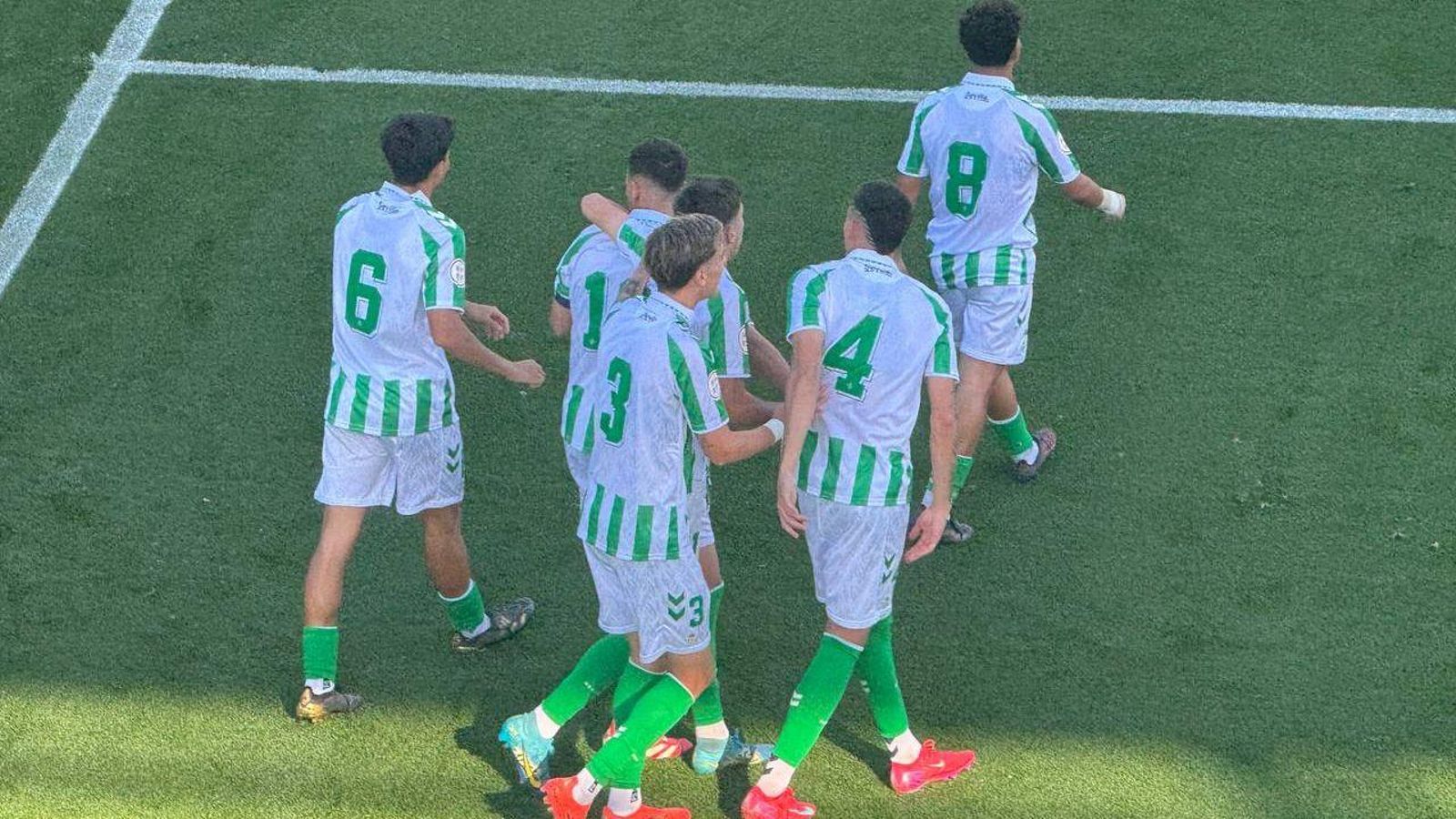 Los futbolistas del juvenil del Betis celebran uno de los goles del partido