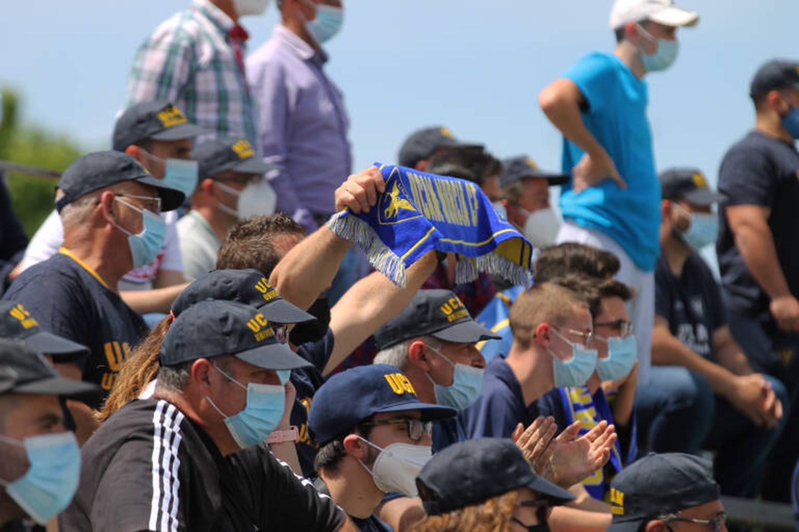 Aficionados del UCAM Murcia, en su partido de play-off en Don Benito