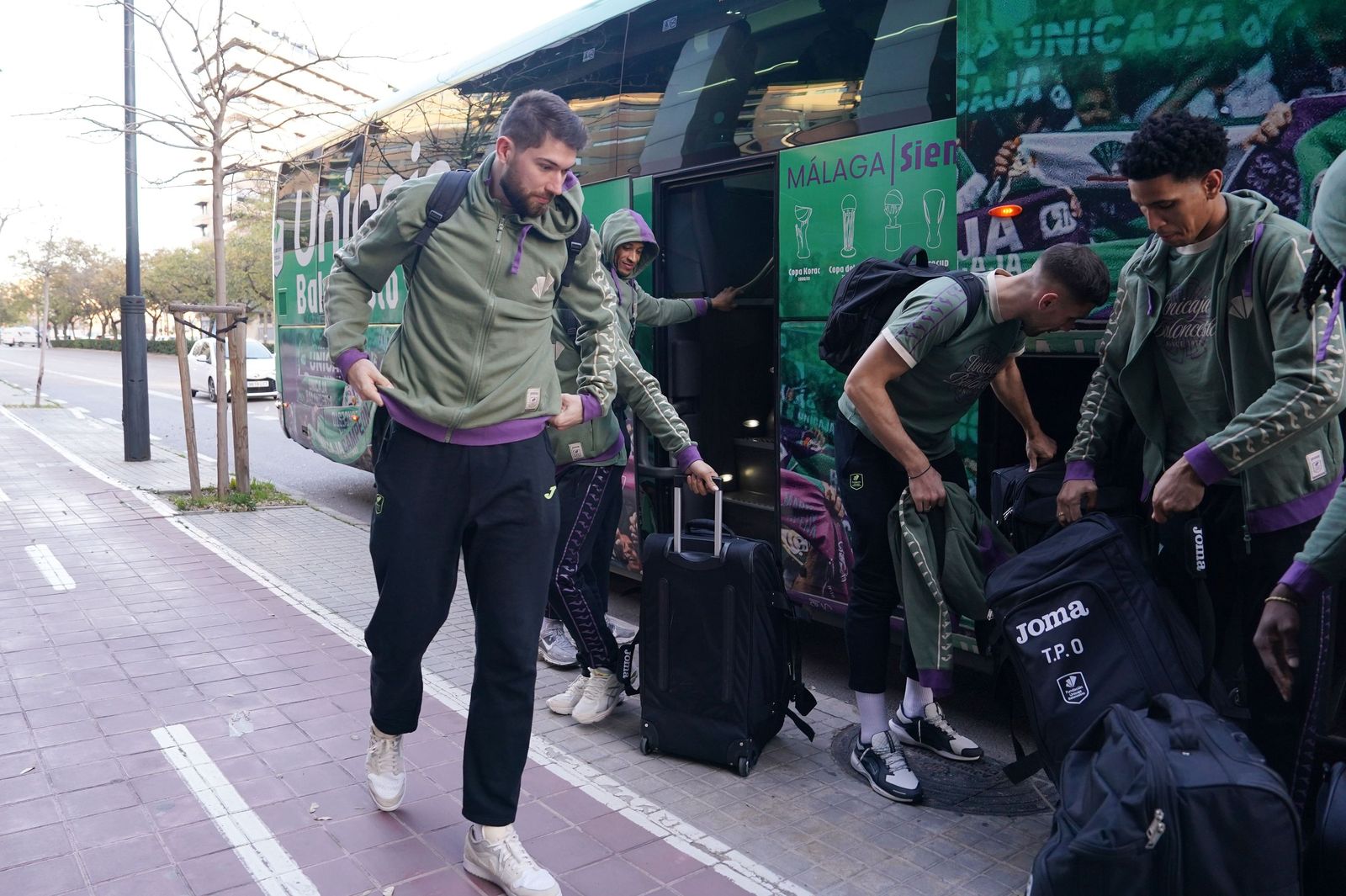 El Unicaja ya está en Valencia para la Copa del Rey tras un pesado viaje