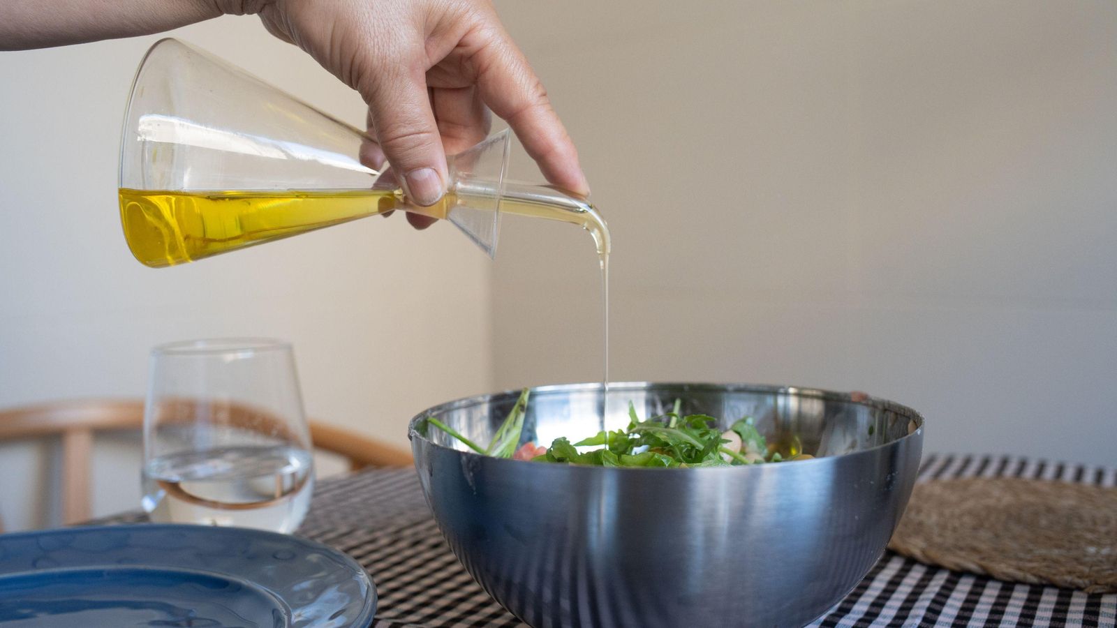 Un consumidor pone aceite en una ensalada.