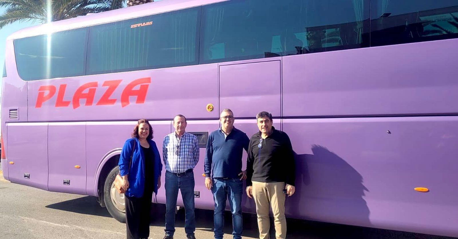 El alcalde junto al autobús que se encargará de realizar el trayecto hasta el instituto.