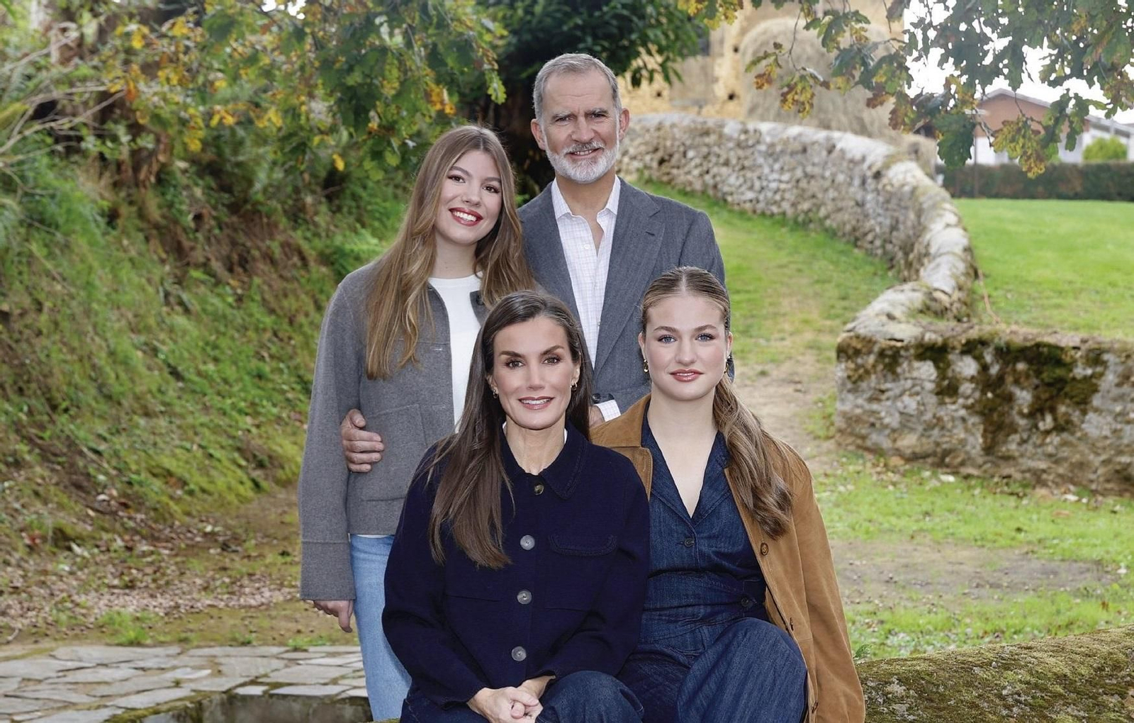 Felicitación navideña de los Reyes, la princesa Leonor y la infanta Sofía.