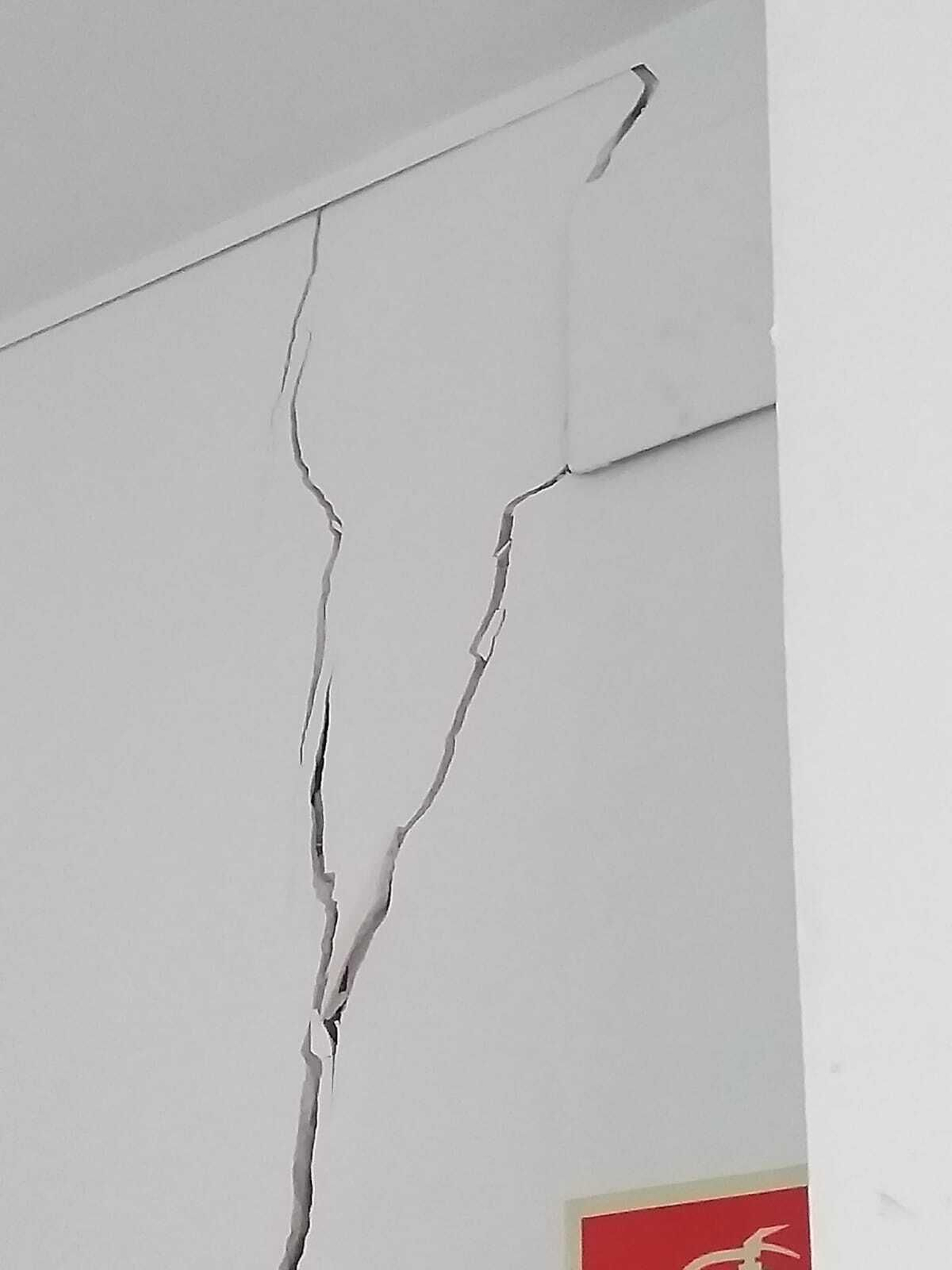 Algunas de las grietas del inmueble.