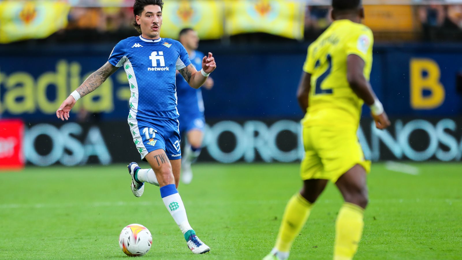 Bellerín conduce el balón delante de Estupiñán.