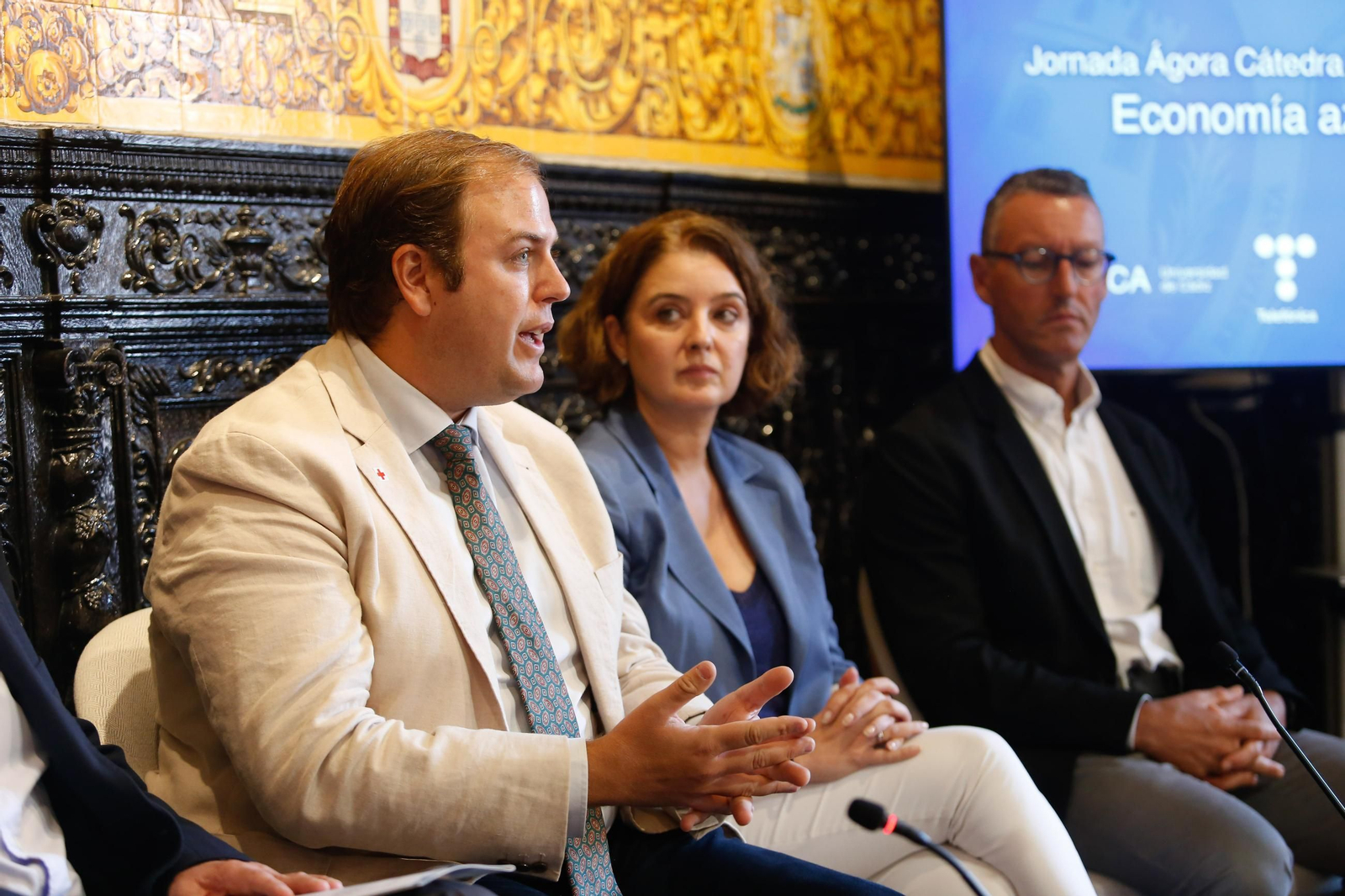 Fotos de la mesa redonda sobre economía azul y sostenibilidad, de las Cátedras Telefónica y la UCA