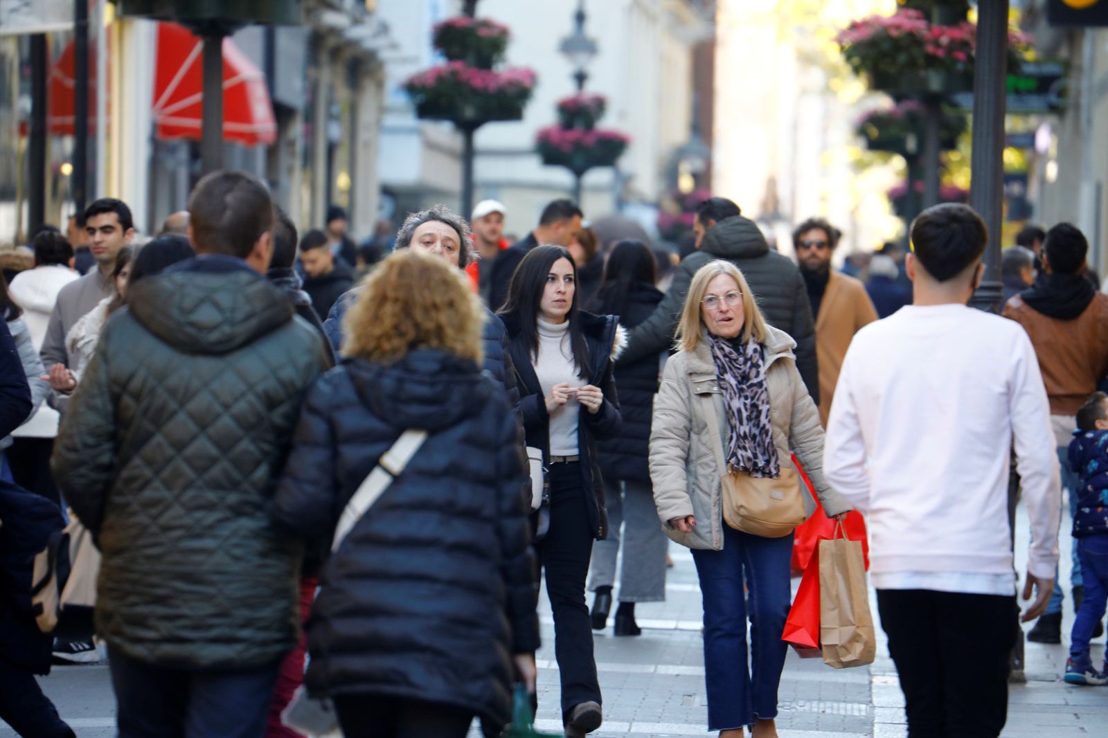 El gran ambiente en las calles de Córdoba en la previa de la Nochevieja, en fotografías