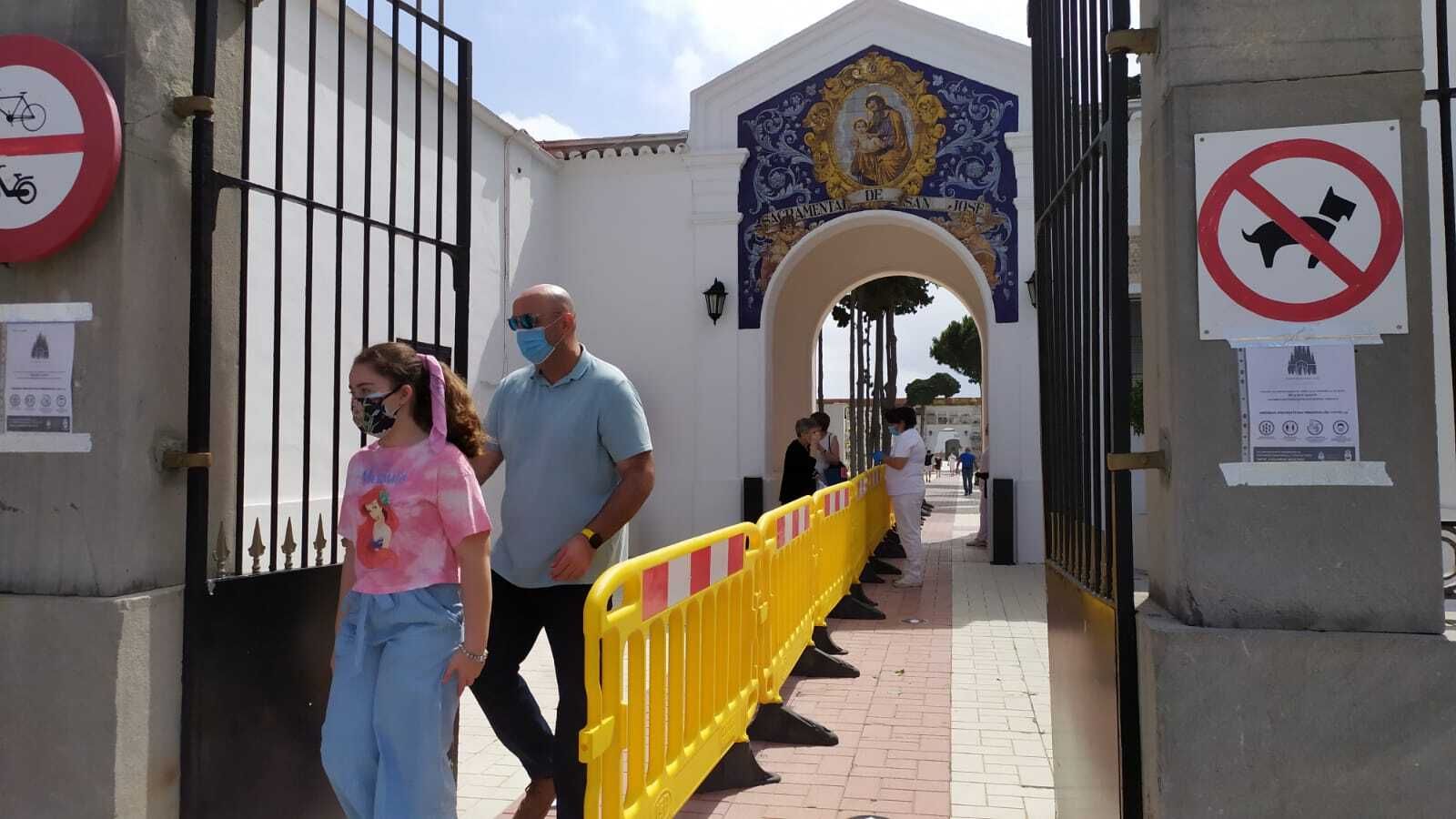 Una valla delimita los itinerarios de entrada y salida del cementerio de La Línea, este lunes.