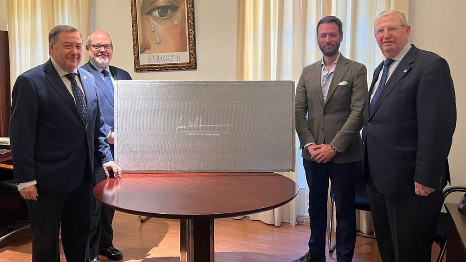 Miembros del Consejo y el artista horas antes de la presentación del cartel