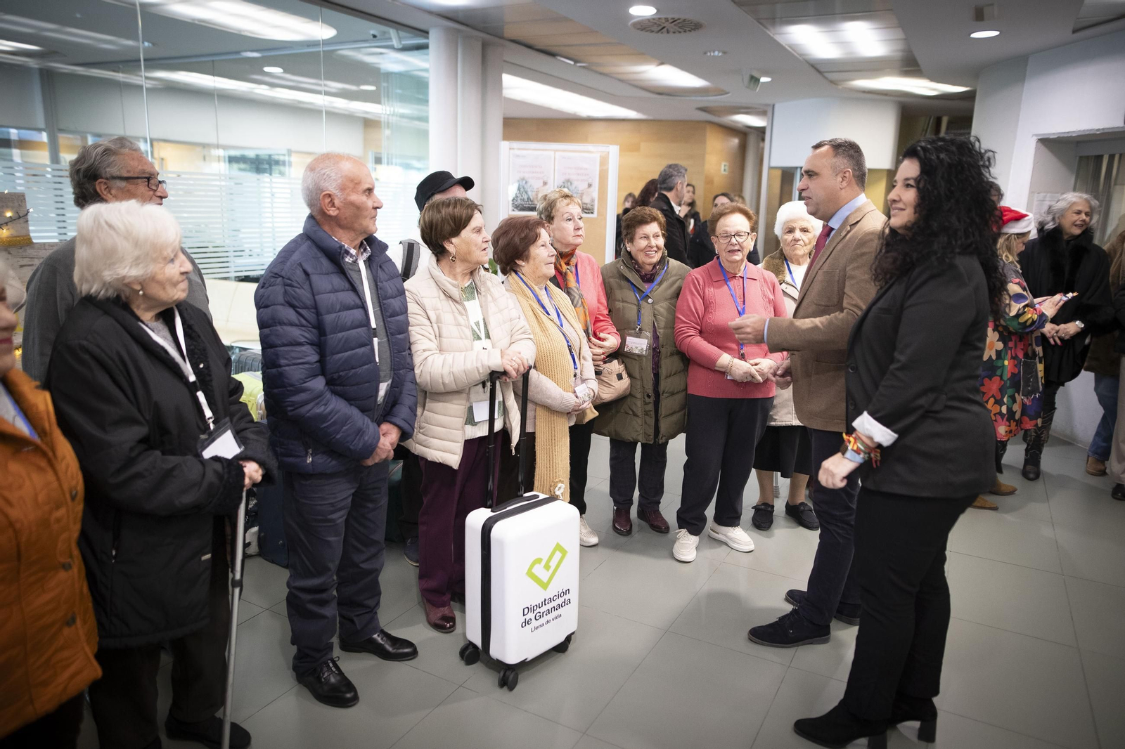 Visita de los mayores a la sede de la Diputación