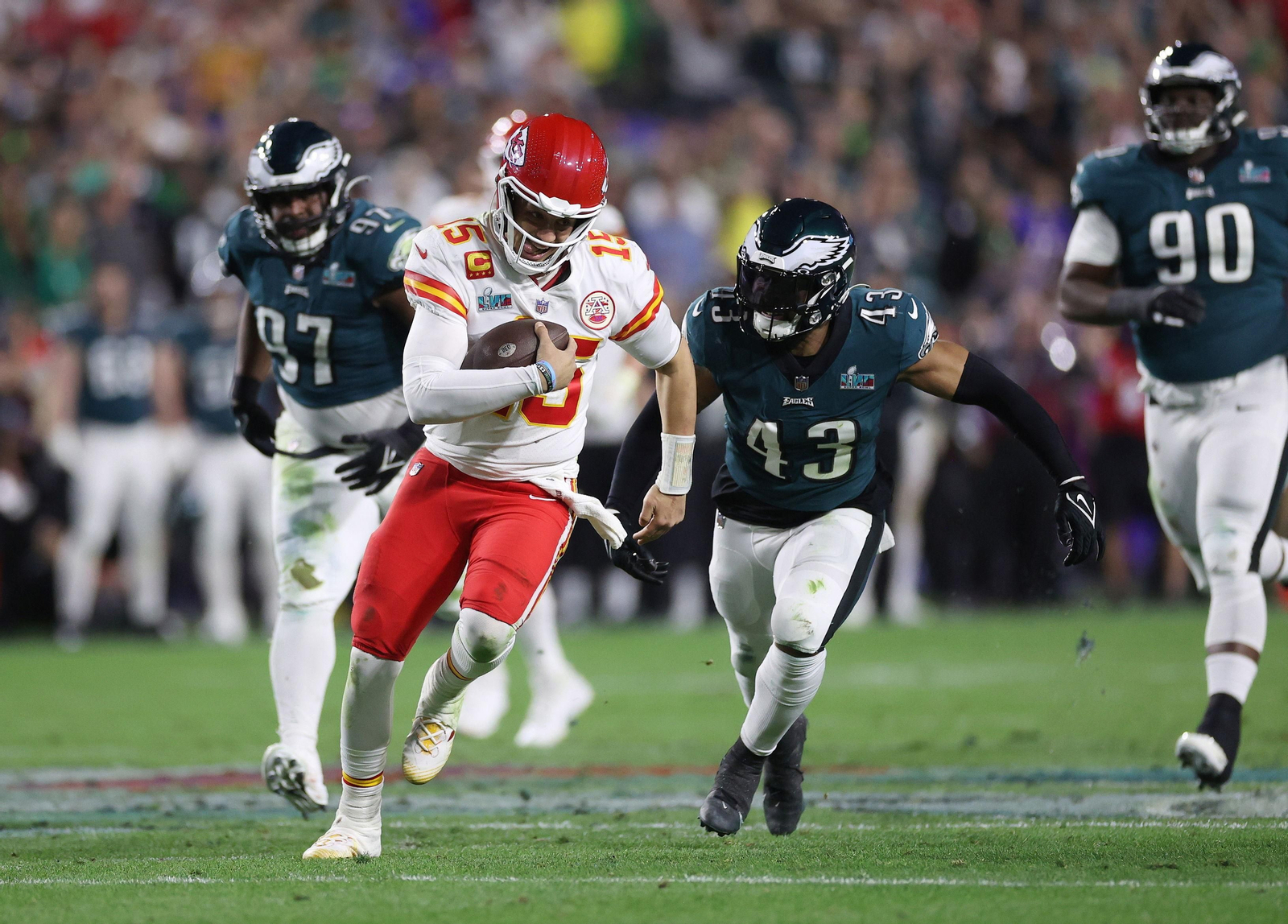 Mahomes alcanza el primer down.