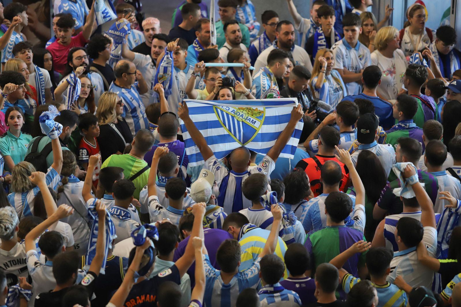 El espectacular preámbulo en el aeropuerto con la afición