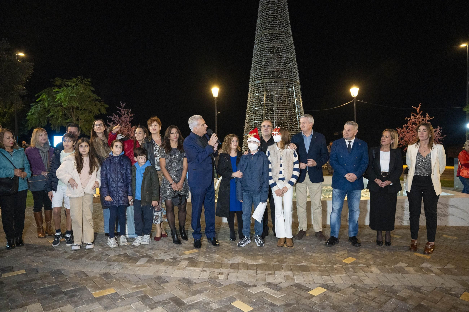 El encendido del alumbrado navideño del Hospital Universitario Torrecárdenas, en imágenes
