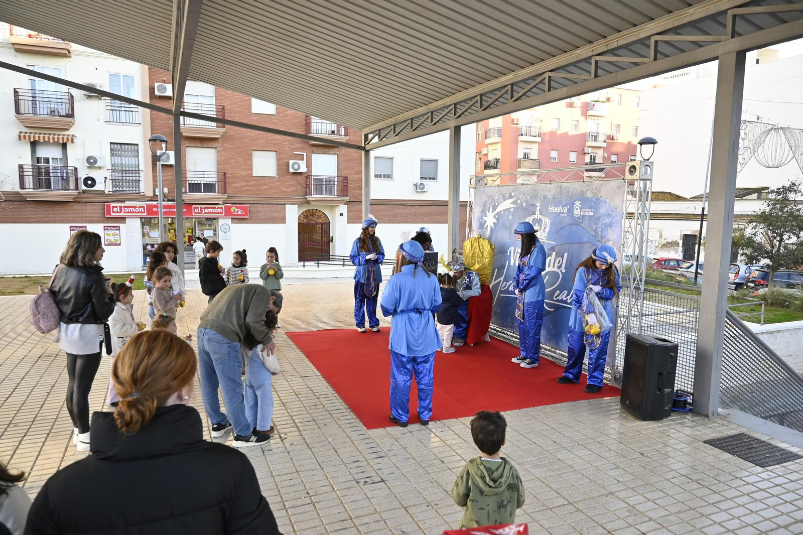 Recogida de cartas del paje real en la plaza Miguel Raya en el Molino, en imágenes