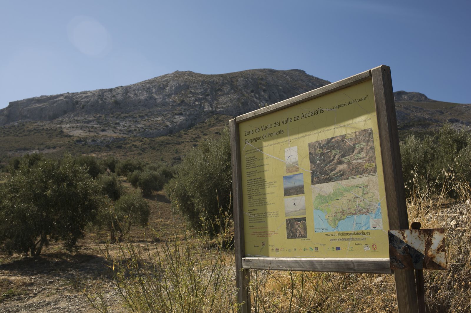 Las empresas de turismo activo tenían en el vuelo libre uno de sus principales reclamos y así lo reflejan sus carteles anunciadores.