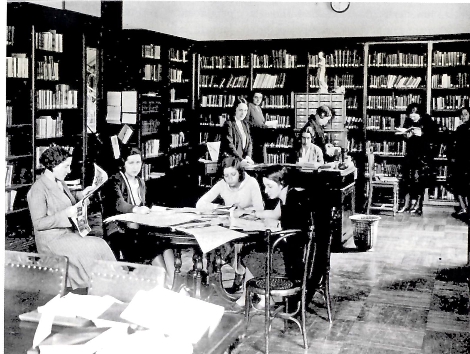 Estudiantes en la biblioteca de la Escuela de Señoritas, creada en 1915.