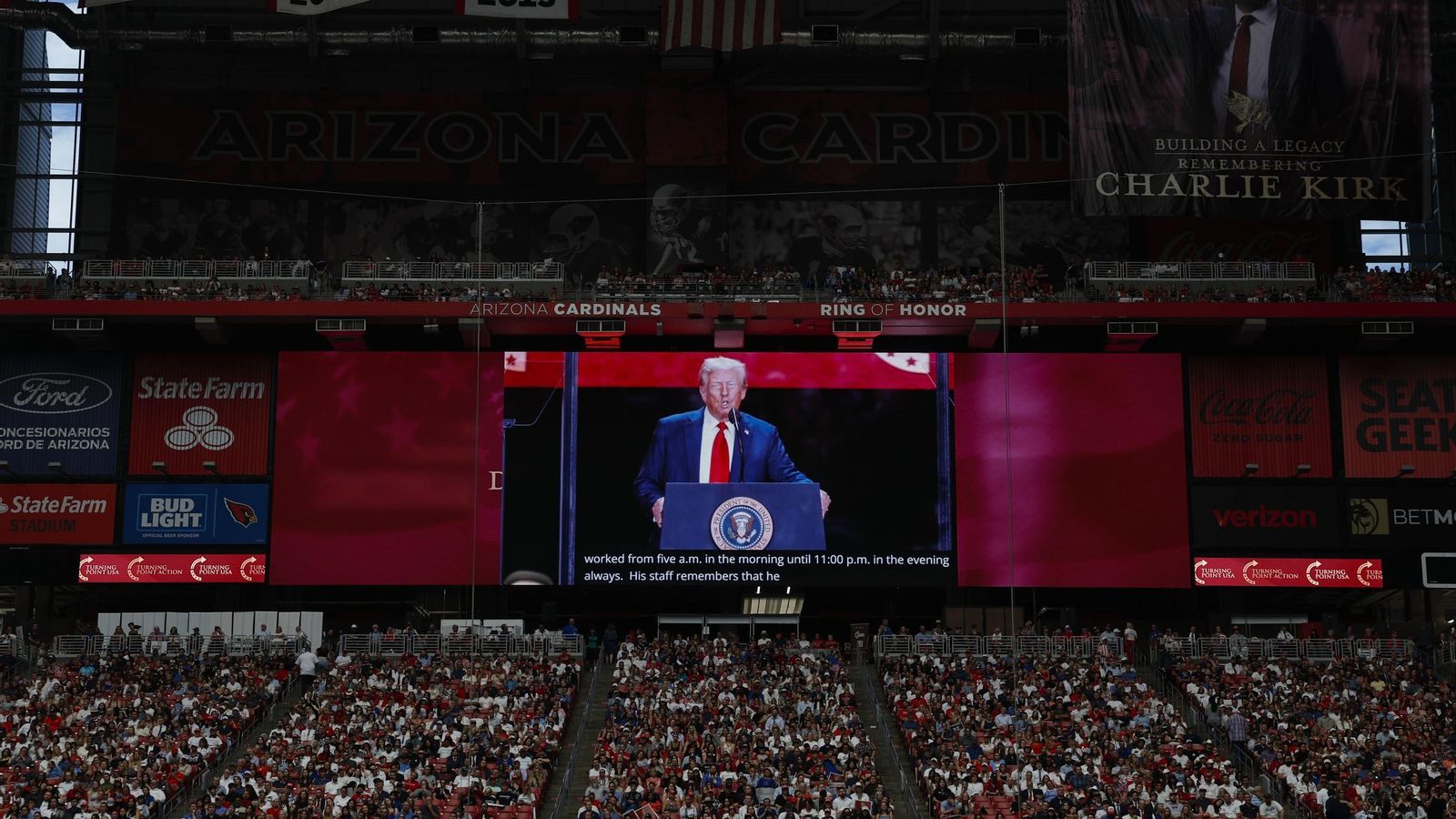 Donald Trump, proyectado en la pantalla durante su intervención en el homenaje a Charlie Kirk.