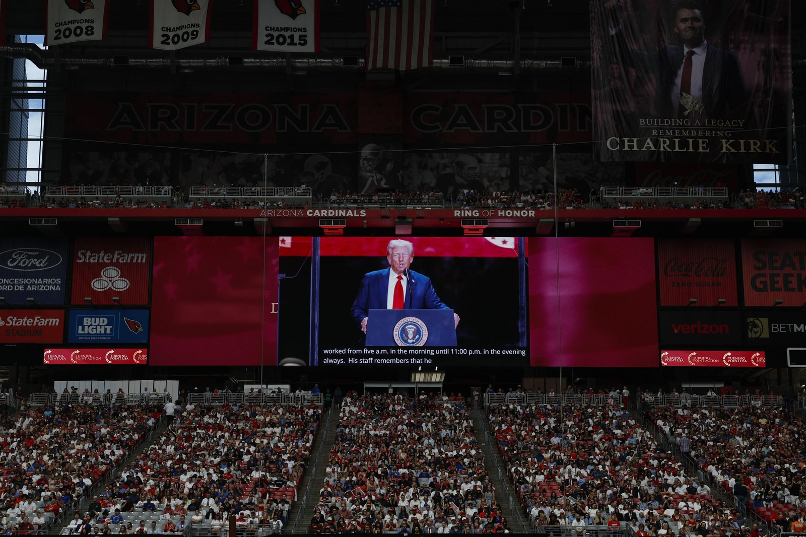 Donald Trump, proyectado en la pantalla durante su intervención en el homenaje a Charlie Kirk.