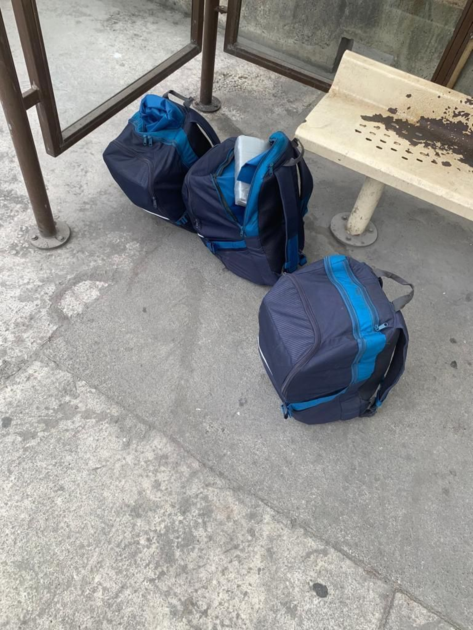 La cocaína, oculta en contenedores, se transportaba después en mochilas.