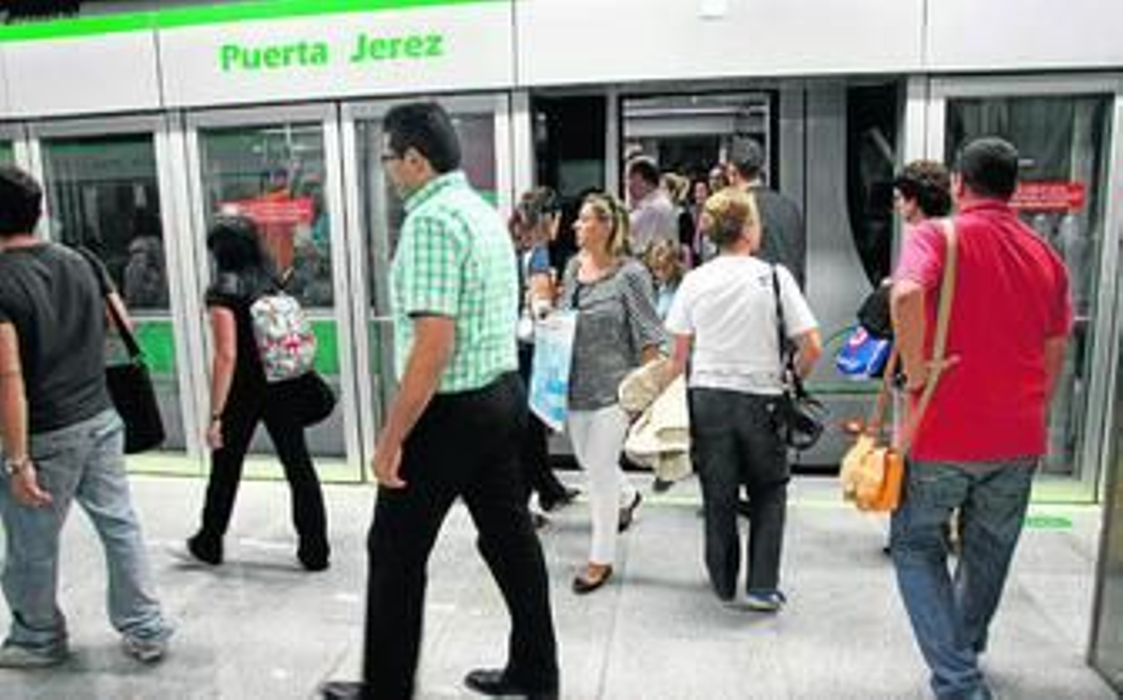 Primeros usuarios del Metro en la estación Puerta Jerez, entre el Prado y Plaza de Cuba.