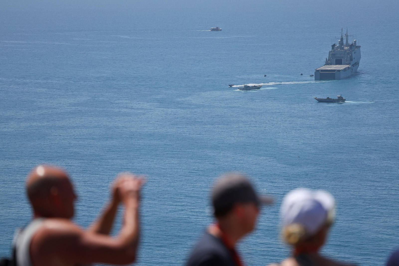 Los buques de la Armada 'Juan Carlos I' y 'Galicia' ya están en Málaga para el desembarco, en fotos