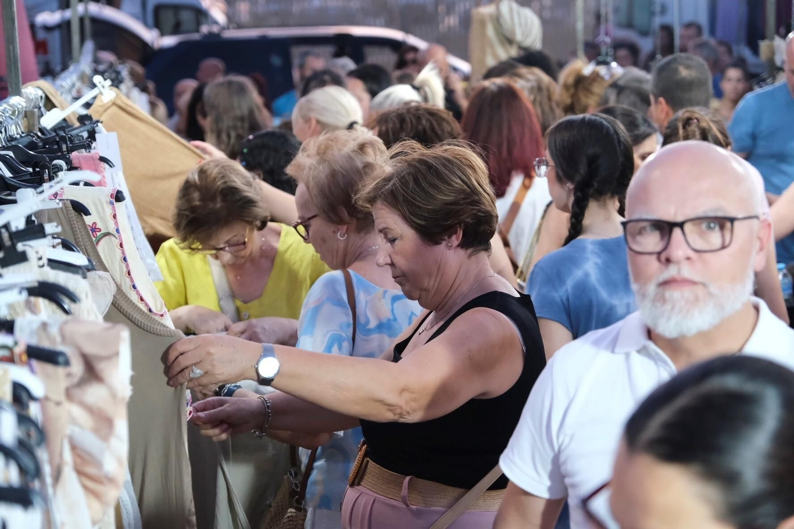 Los ambulantes celebran el primer mercadillo nocturno de El Arenal, en imágenes