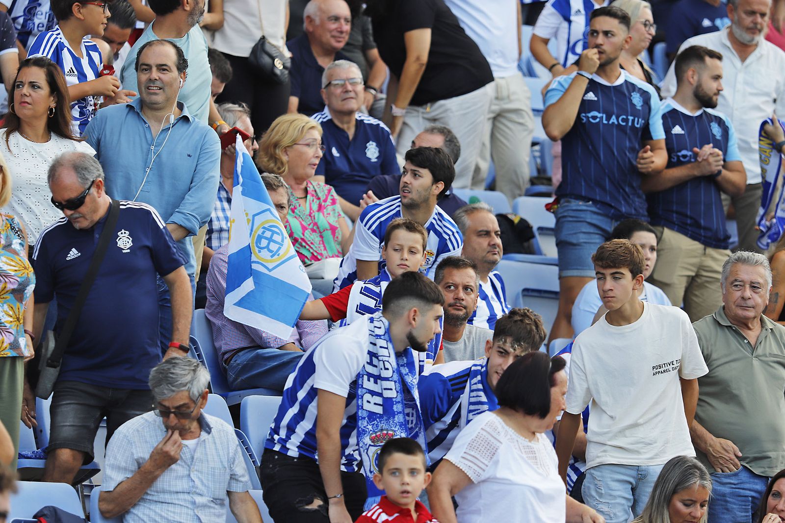 Imágenes del ambiente en el Recreativo de Huelva y Antequera CF