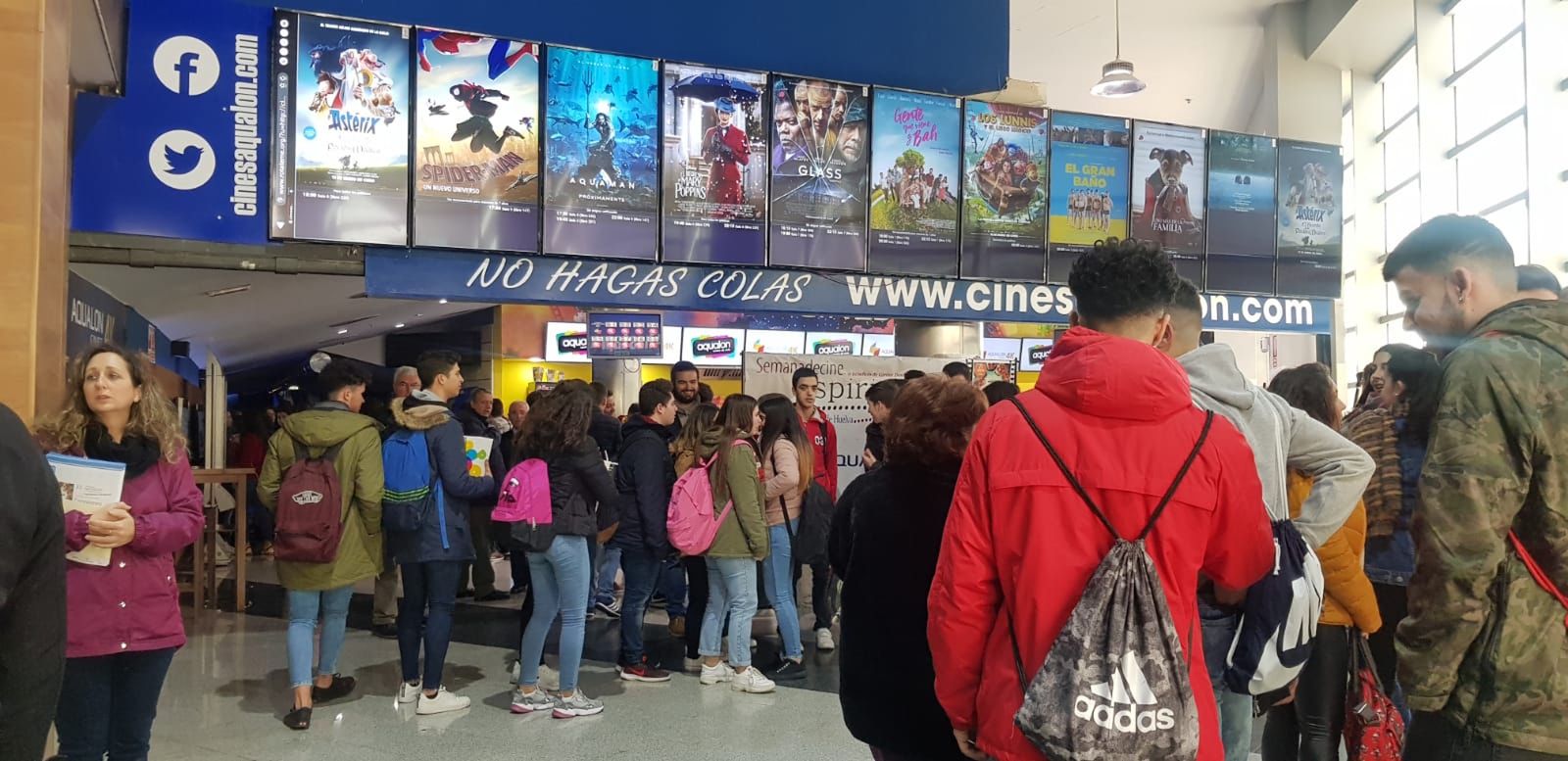 Varias personas hacen cola para acceder a los cines aqualon.