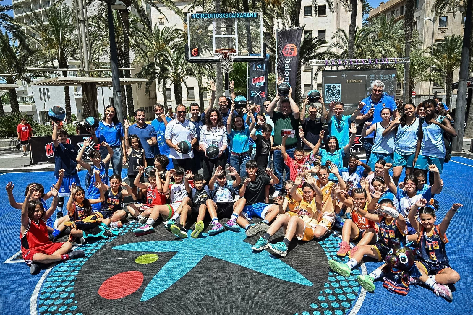 Foto de familia durante la actividad celebrada este pasado domingo en la Rambla de la capital almeriense.