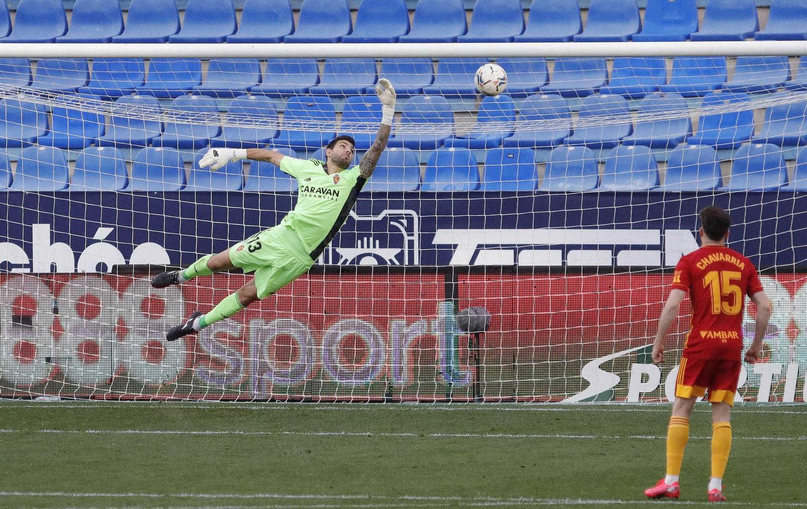 Instante en el que el disparo de Luis Muñoz entra en la portería de Ratón.