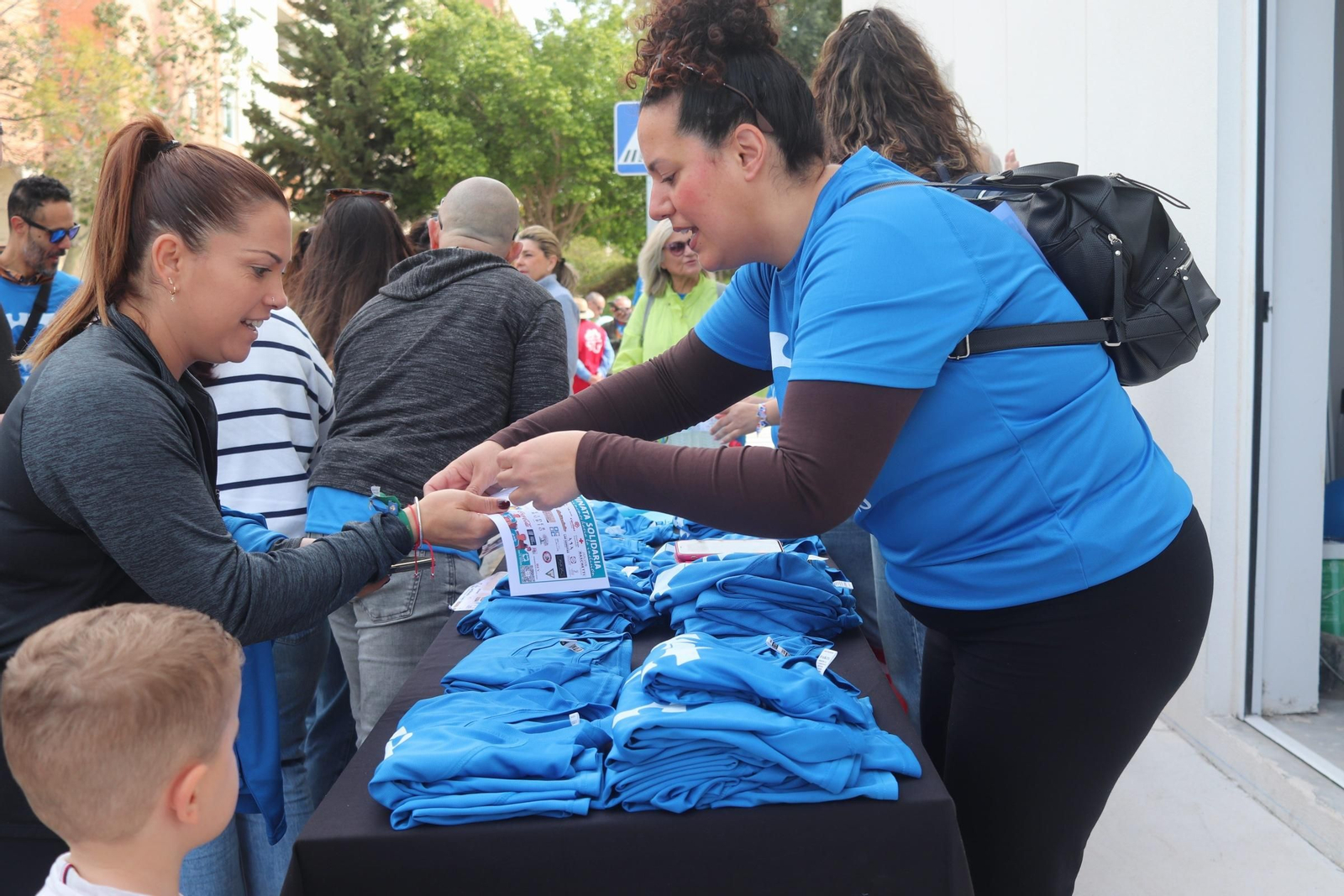 Una marea azul inunda Torremolinos para visibilizar el autismo