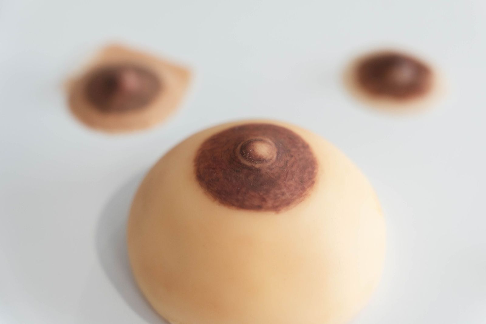 Un tratamiento de micropigmentación por mastectomía en un hombre, en imágenes