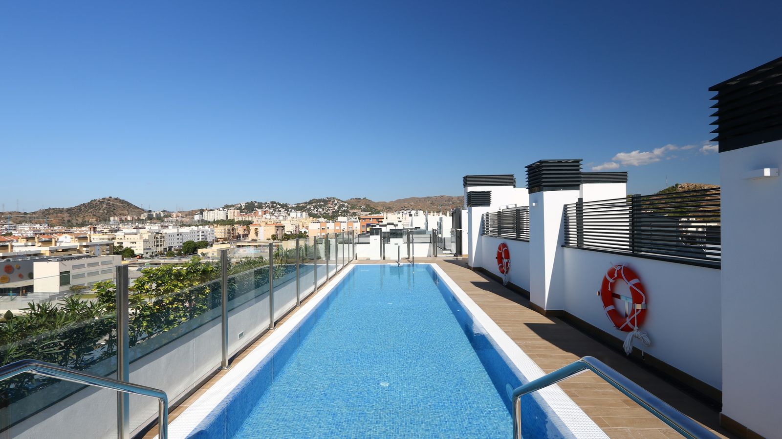 Piscina acabada en la cubierta de Kane, en Málaga capital.