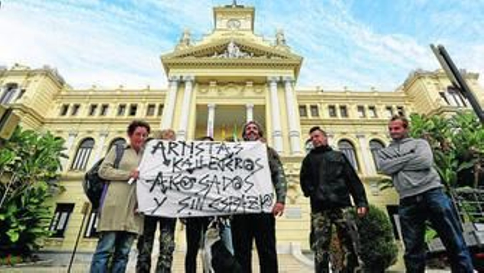Artistas callejeros concentrados ayer frente al Ayuntamiento.