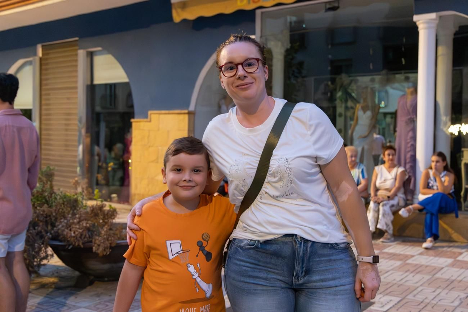 Pasacalles inaugural, fuegos artificiales e iluminación de la portada de feria y del recinto ferial de la Feria de San Bartolomé en Martos