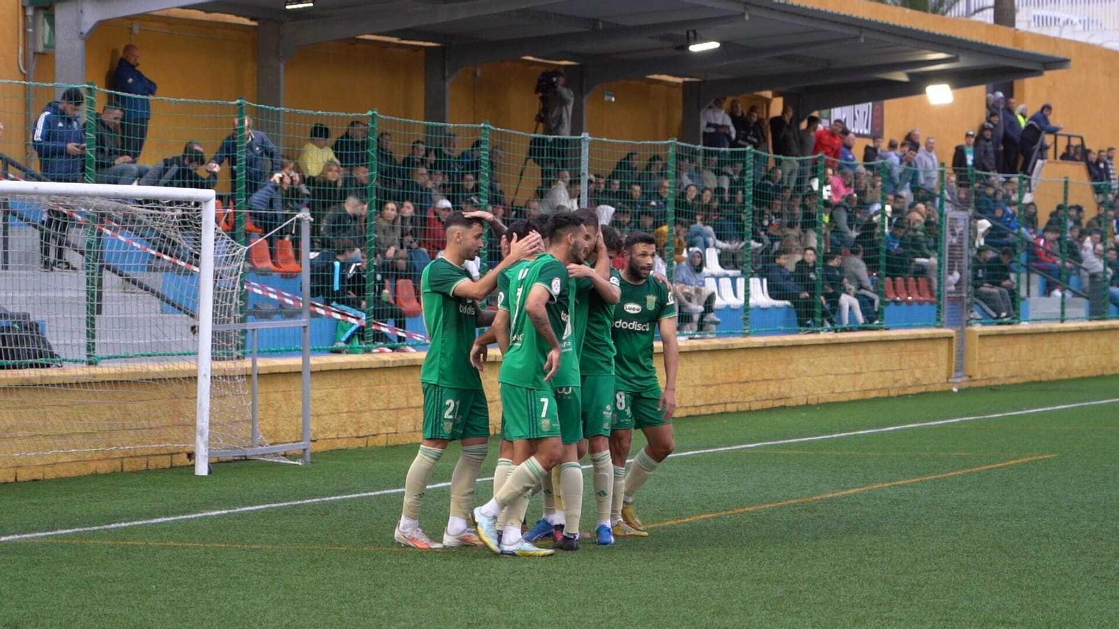 Los jugadores xerecistas felicitan a Antonio Jesús tras su diana.