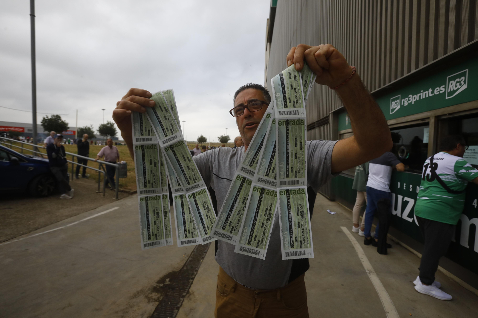 Las mejores fotos de las colas de El Arcángel para conseguir las entradas del Córdoba CF - Barcelona Atlétic Las mejores fotos de las colas de El Arcángel para conseguir las entradas del Córdoba CF - Barcelona Atlétic