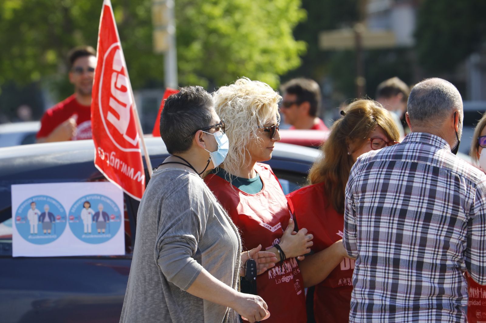 La caravana de coches de UGT en apoyo a las trabajadoras de ayuda a domicilio de Córdoba, en imágenes