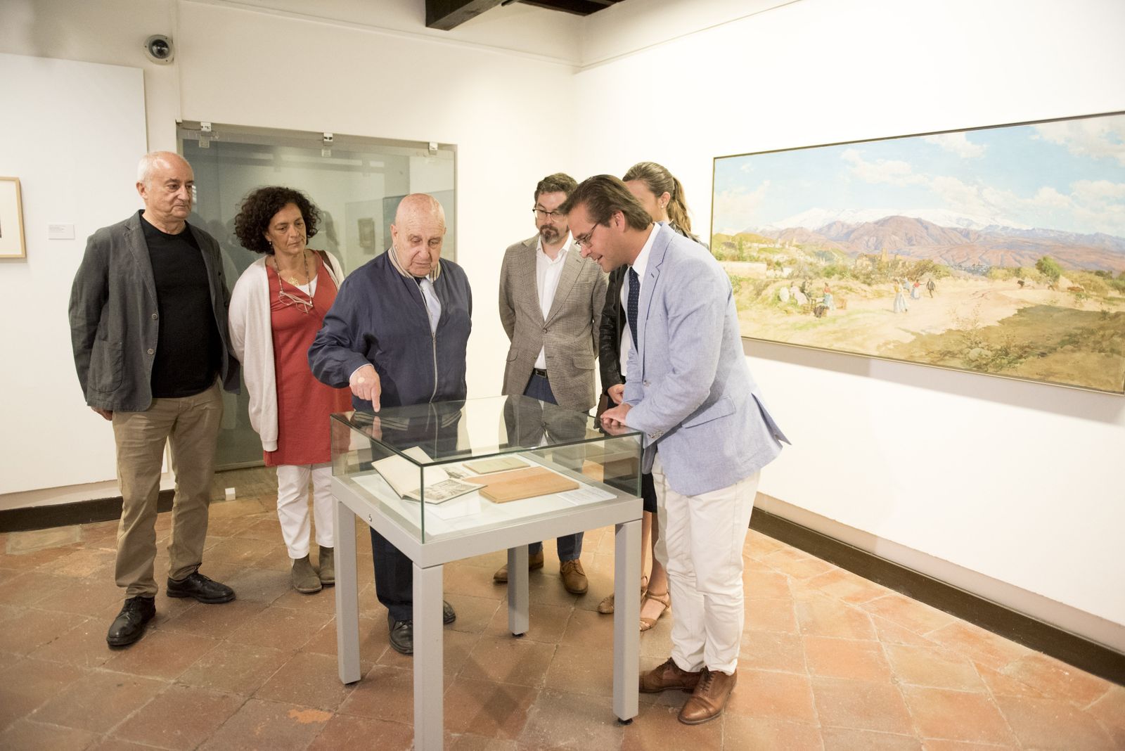 Granados atiende a las explicaciones del guía sobre uno de los elementos expuestos.