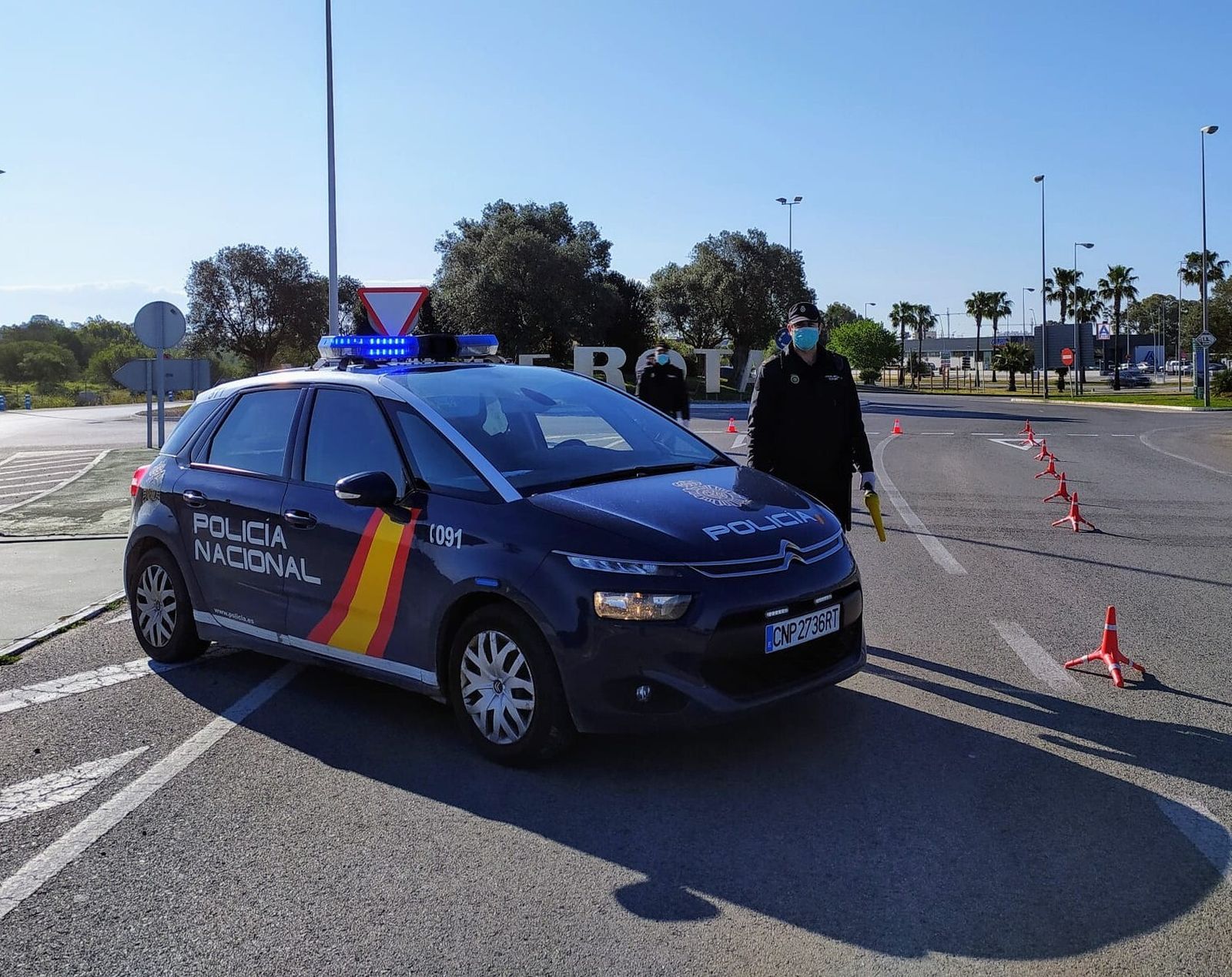 La Policía Nacional en los controles de Rota.